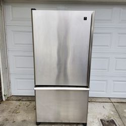 22 Cu Ft Refrigerator W/ Bottom Freezer 