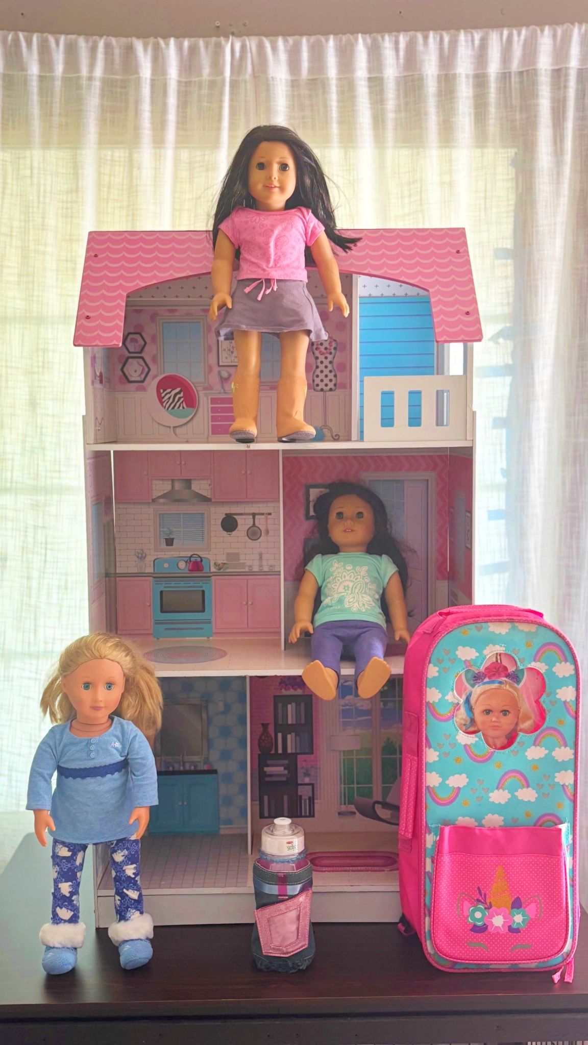 Teamson Kids Aerial Doll House/kitchen With 3 Dolls+ Sips Bottle