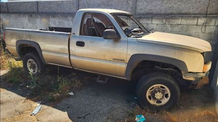 2003 Chevy Silverado 2500 FOR PARTS *PLEASE READ DESCRIPTION*