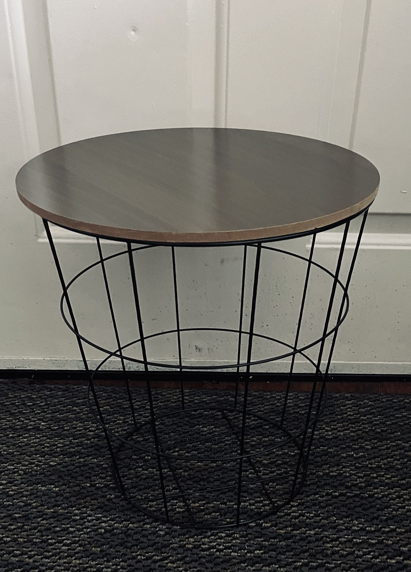 Like New End Table With Storage/Basket, Side Table/Storage Table