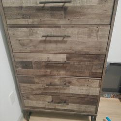 Beautiful 5 Drawer Dresser