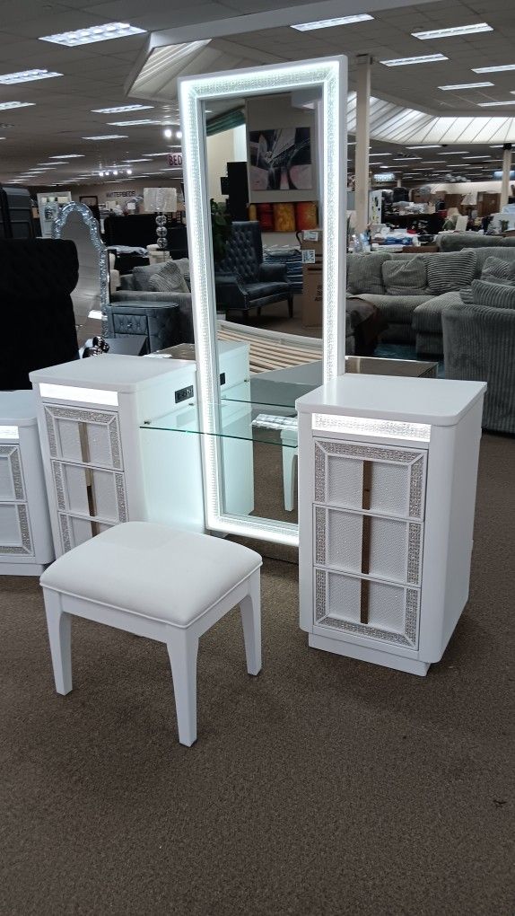 Sparkling White Bedroom Set