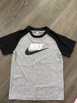 Nike Boys Size 7 Gray Black Raglan Short Sleeve Logo T-Shirt