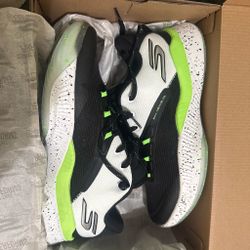Skechers basketball sneakers in white, black, and neon green with speckled accents mens size 11