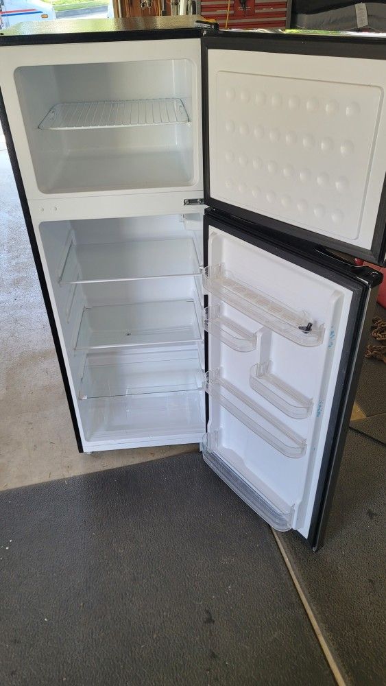 🧊🧊🧊3.1 Cubic Foot Frigidaire Refrigerator And Freezer🧊🧊🧊