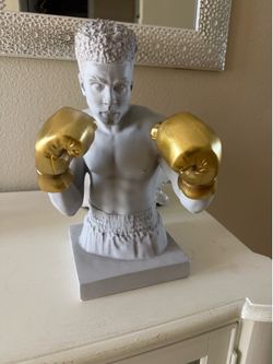 Boxing statue