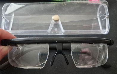 Adjustable magnified glasses