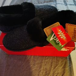 Skechers Women's Vegan Slippers – Wide Fit, Black
 Size 8
