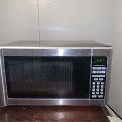 Hamilton Beach Microwave P100N30AP-F4