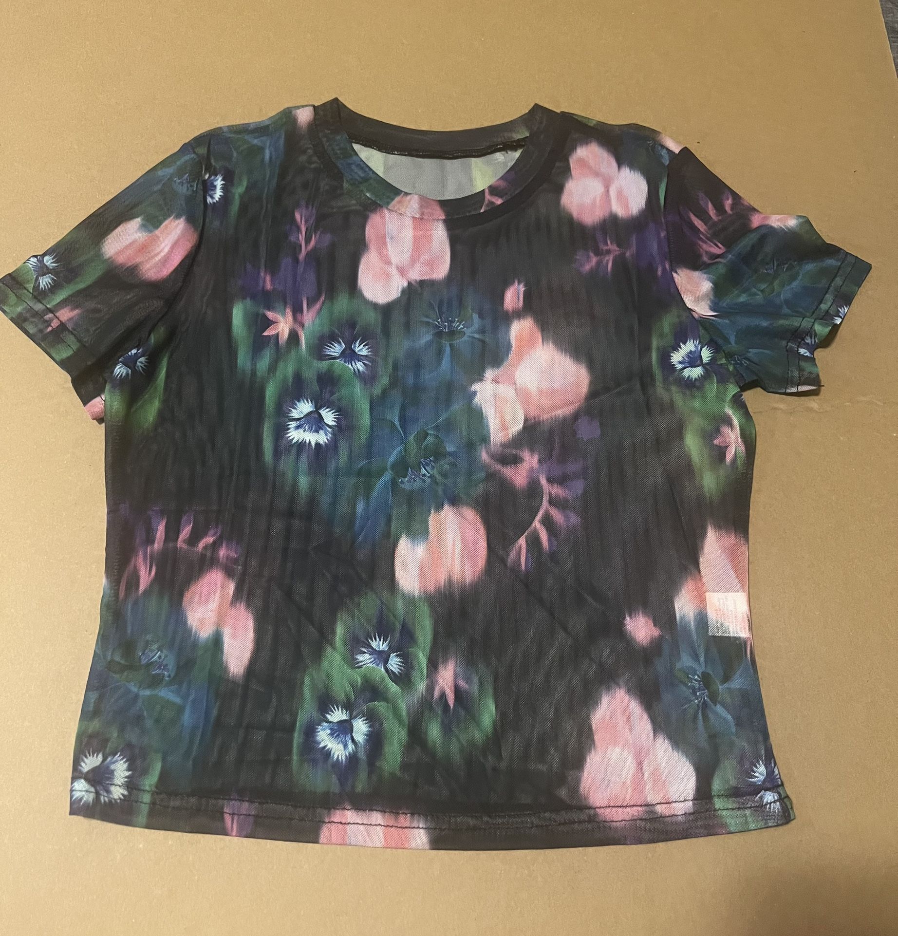 Women’s New Floral Blouse ( Size Medium )In Excellent Condition