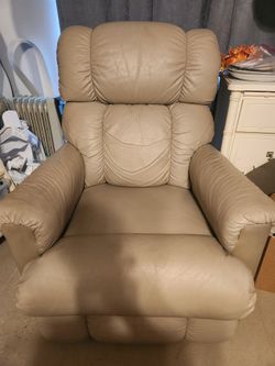 2 Lazy-Boy Recliners