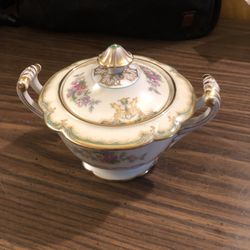 VINTAGE BEAUTIFUL FLORAL COVERED SUGAR BOWL MADE IN JAPAN