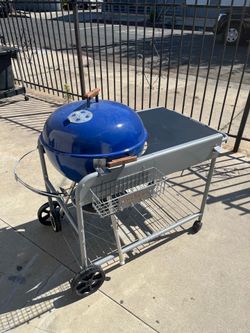 Weber charcoal grill with table. Asador Weber para usarse con carbón