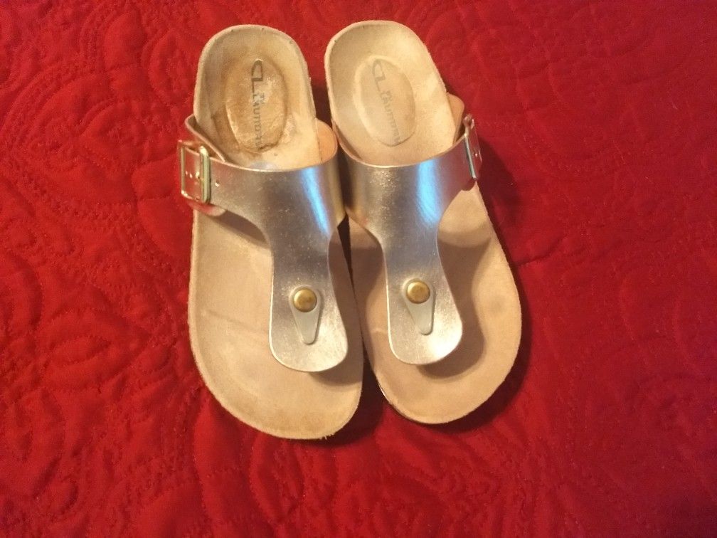 GOLD THONG SANDALS SZ 7