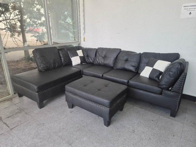 BRAND NEW SECTIONAL COUCH WITH OTTOMAN INCLUDED