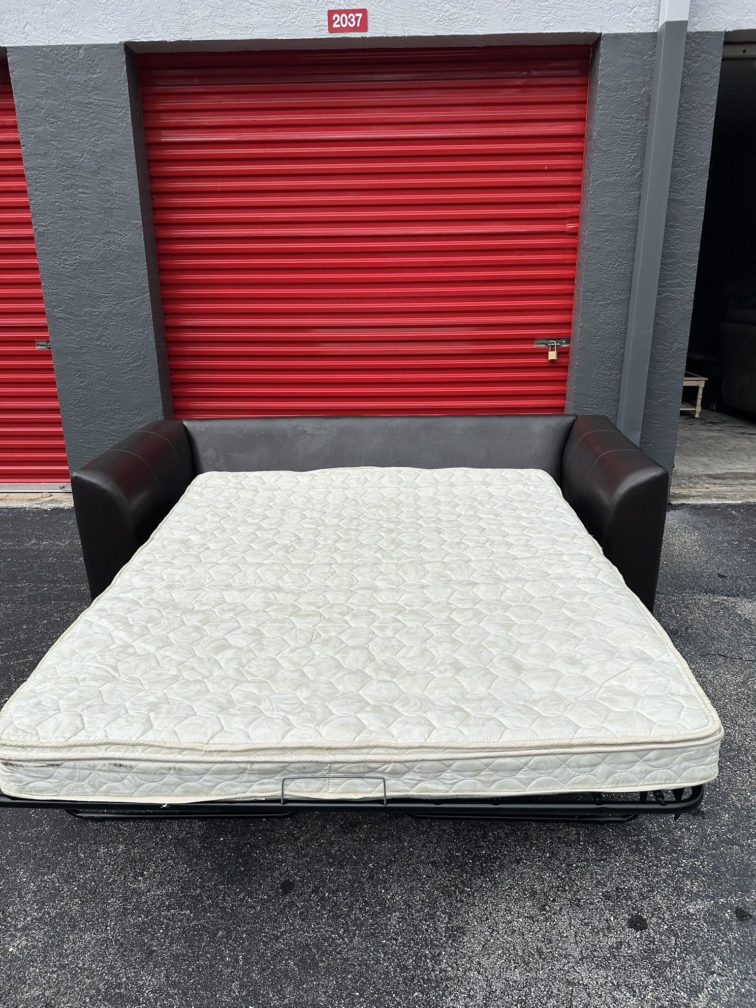 KEVIN CHARLES SOFA BED/ IN GREAT CONDITION/ DELIVERY NEGOTIABLE