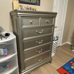 Chest & 2 nights Stands