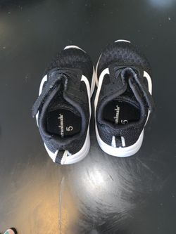Boys tennis shoes size 5