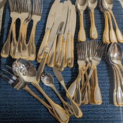 Oneida Flatware Set 
