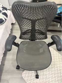 Herman millar Ergonomic Office Chair - Comfortable mesh office chair, fully adjustable. No damages, no tears