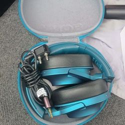 Estos son unos auriculares Sony h.ear on MDR-100AAP, diseñados para ofrecer audio de alta resolución con unidades de diafragma de 40 mm. 