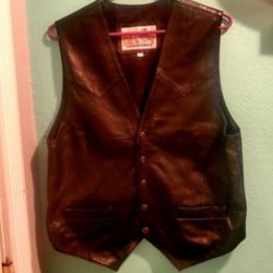Black LEATHER  VEST..SIZE MED MENS ADULT..SNAP FRONT..GREAT CONDITION!