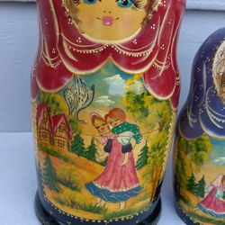 RUSSIAN NESTING DOLLS TOTAL OF 7 DOLLS