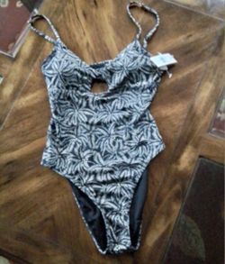 Womens Black & White One pc. Bathing Suit Size M