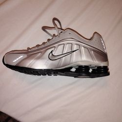 NWT SIZE 8 MENS NIKE SHOXX