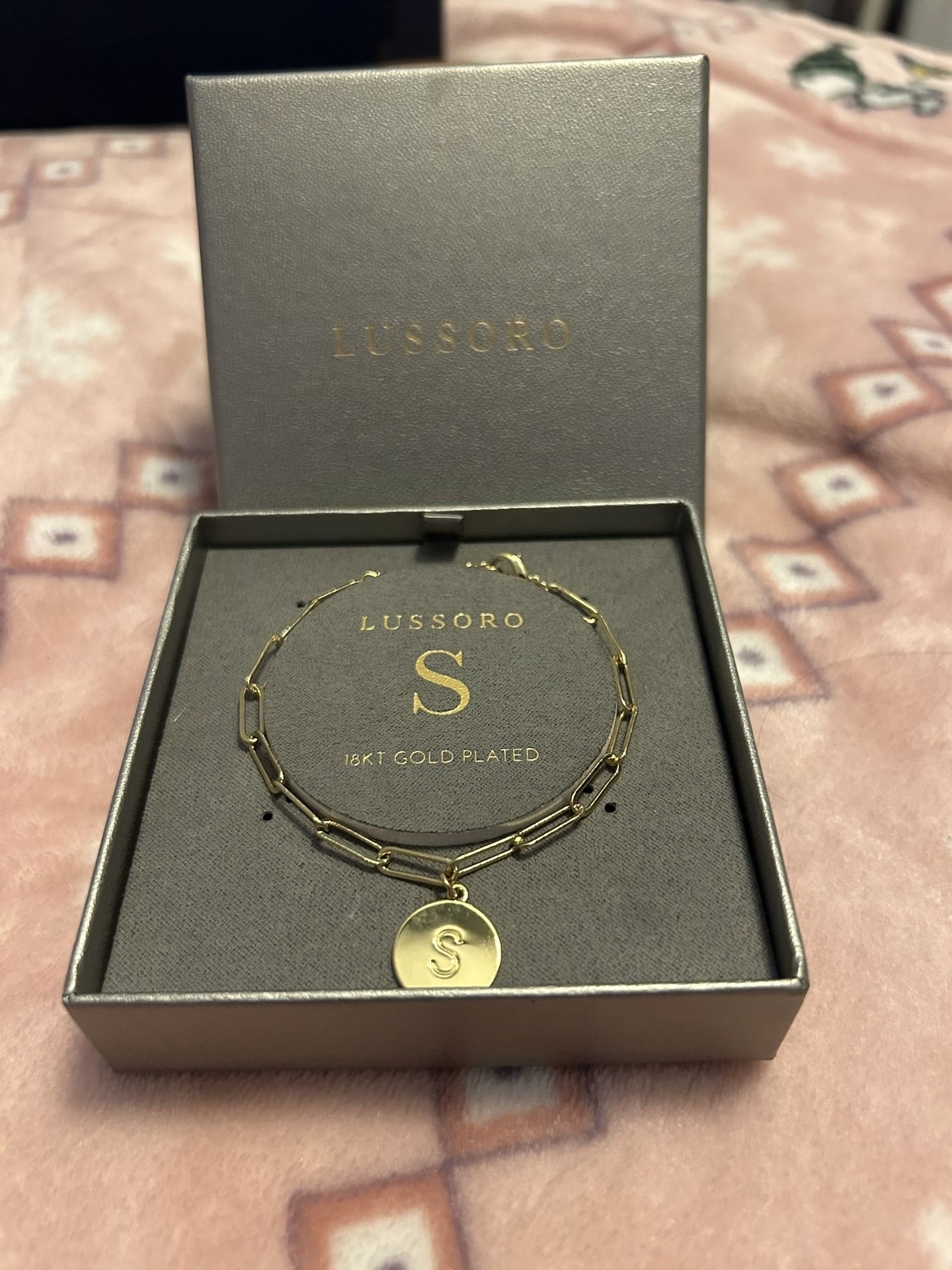 Gold Lussoro bracelet with S charm