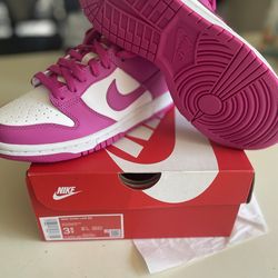 fuchsia Nike dunks size 3.5Y