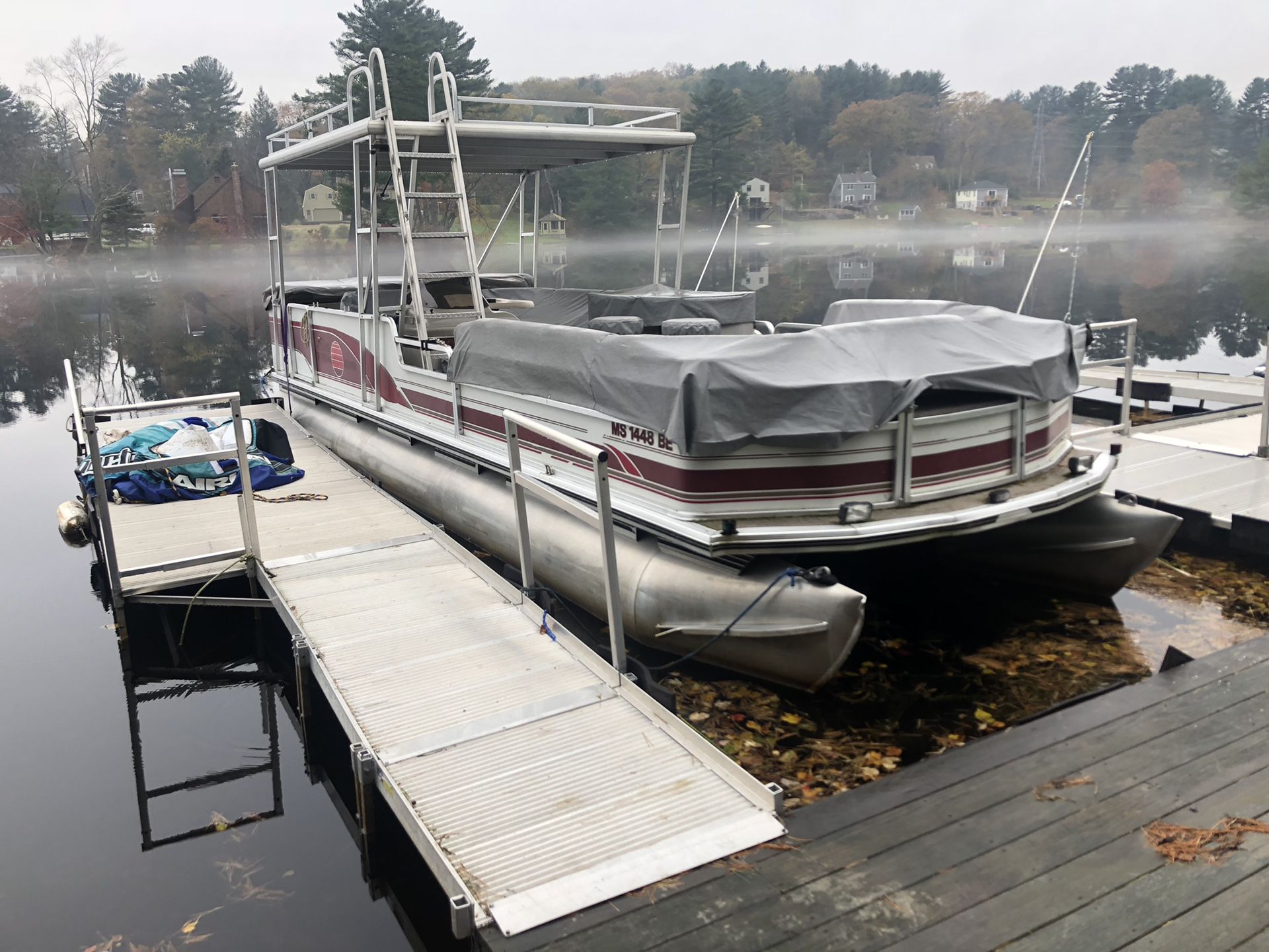 2000 Sun tracker pontoon party boat custom hardtop 28’