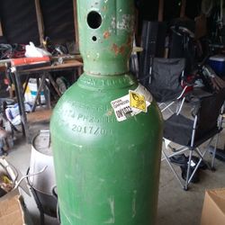 oxygen cylinder 