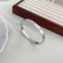 White gold wide version ten diamond card bracelet