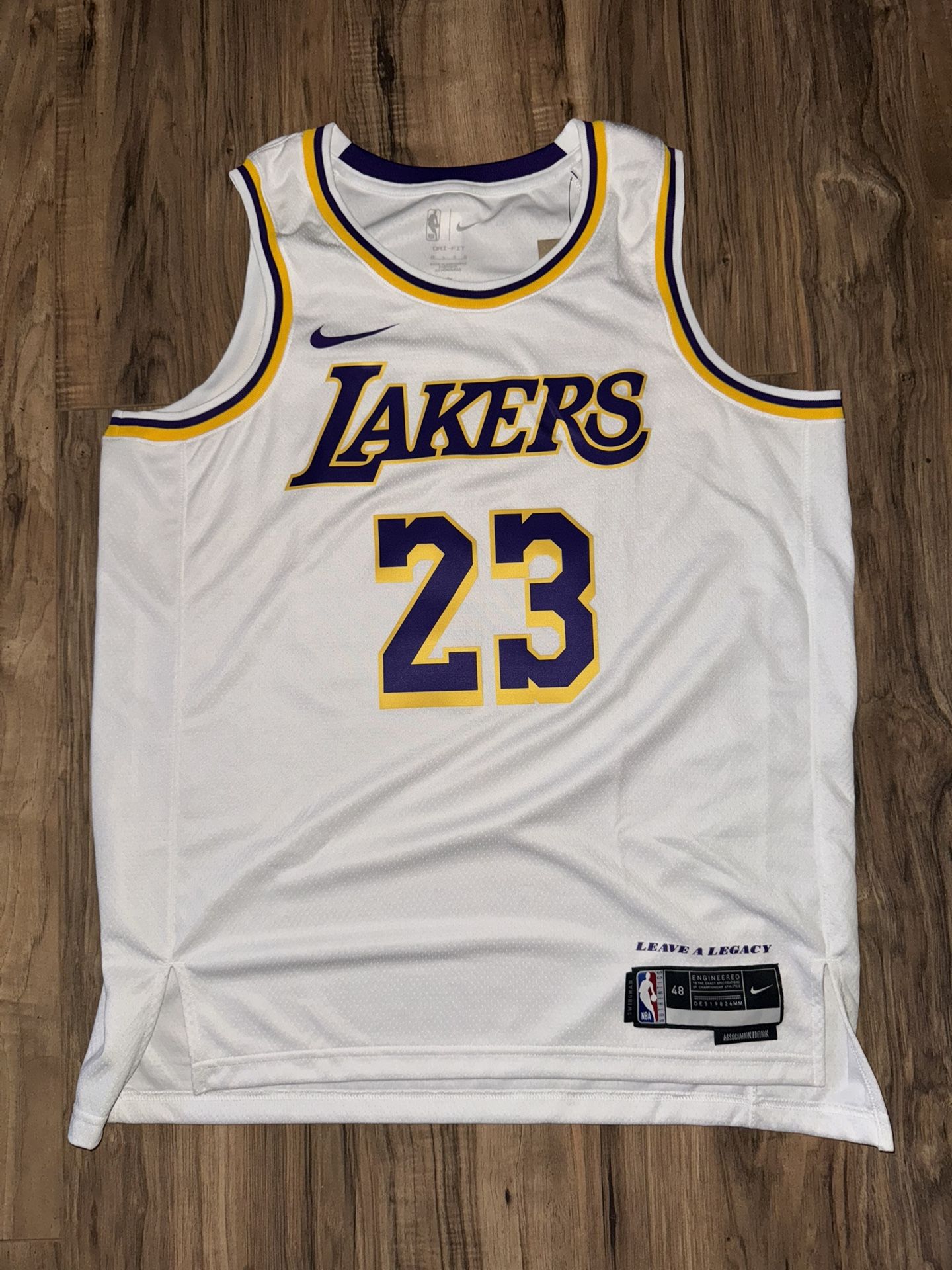 New Men’s Size Large Nike LA Lakers LeBron James Jersey