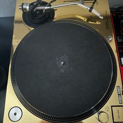 Turntables: Set Of Technics 1210mk2
