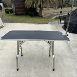 Dog grooming table