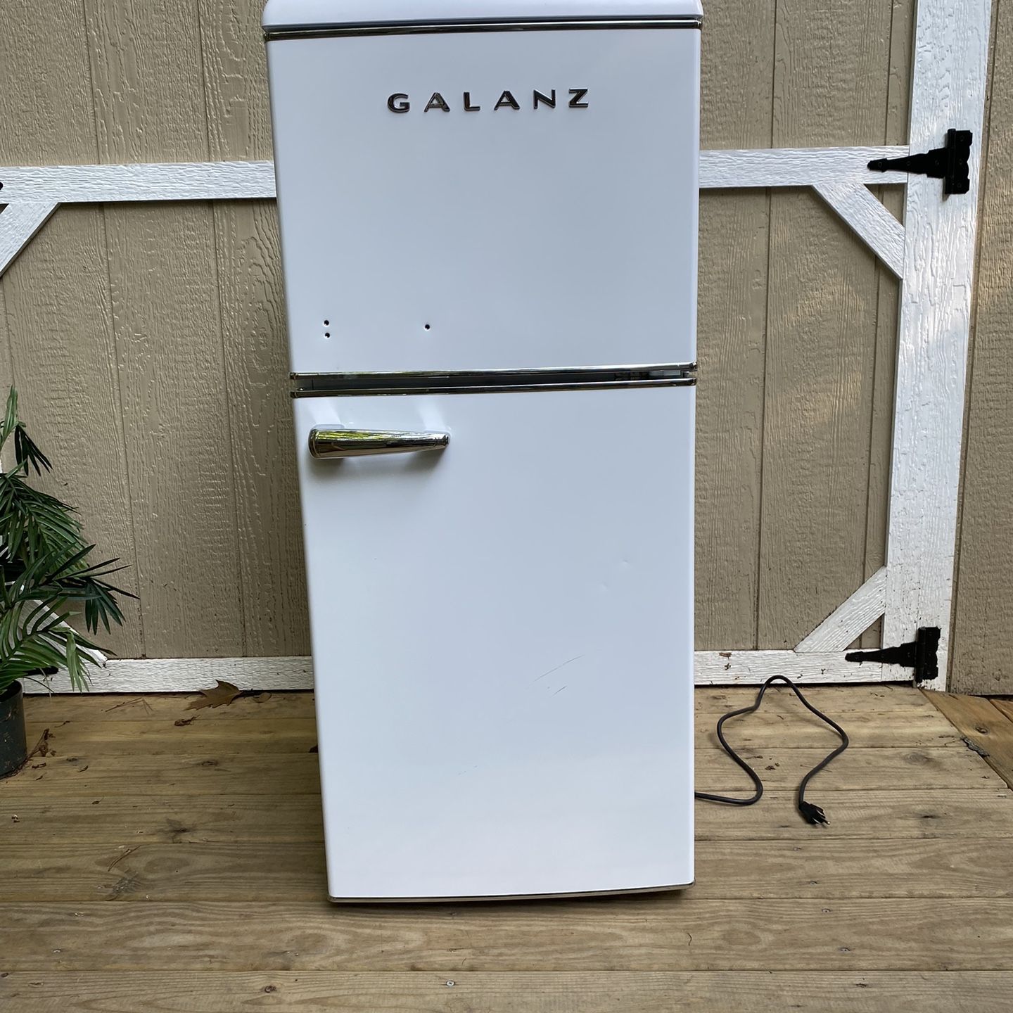 10 Cu Ft Galanz Retro Refrigerator for Sale in Riverside County, CA -  OfferUp