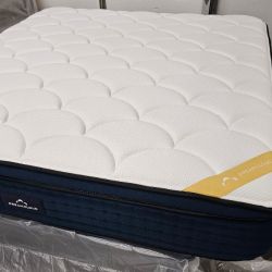 LIKE NEW! DreamCloud Premier Rest King Mattress - Delivery Available