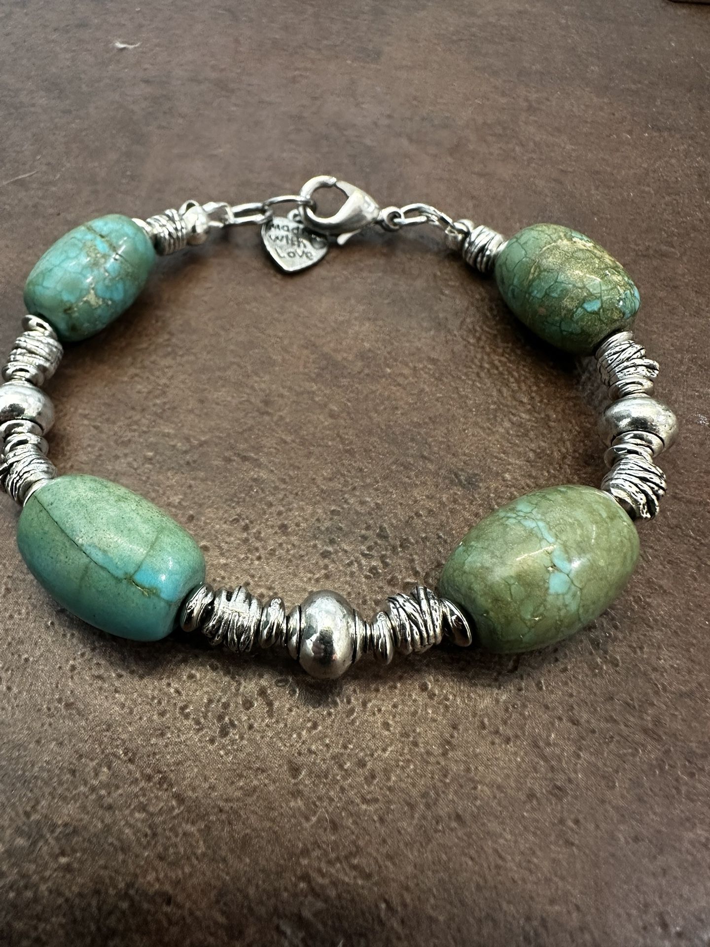 This 8in bracelet showcases vibrant turquoise  Howlite beads paired with silver-toned metal elements, creating a classic Southwestern aesthetic. The n