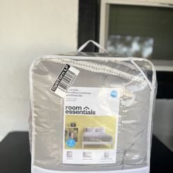 Queen Comforter Set – 7 Piece Room Essentials (Brand New) 
