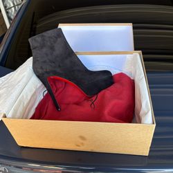 6-7.5 Louis Vuitton heels good as new