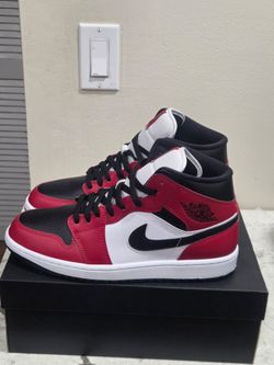 Air Jordan 1 Mid Chicago Black Toe