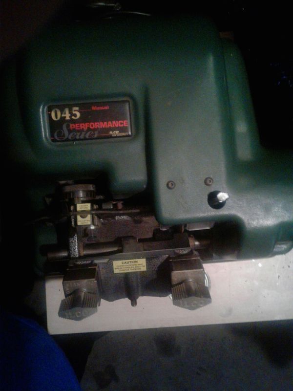 045 ilco unican,manual professional key cutting machine for Sale in Los