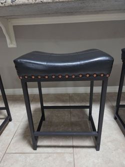 Set of 4 straddle bar stools 24" black faux leather
