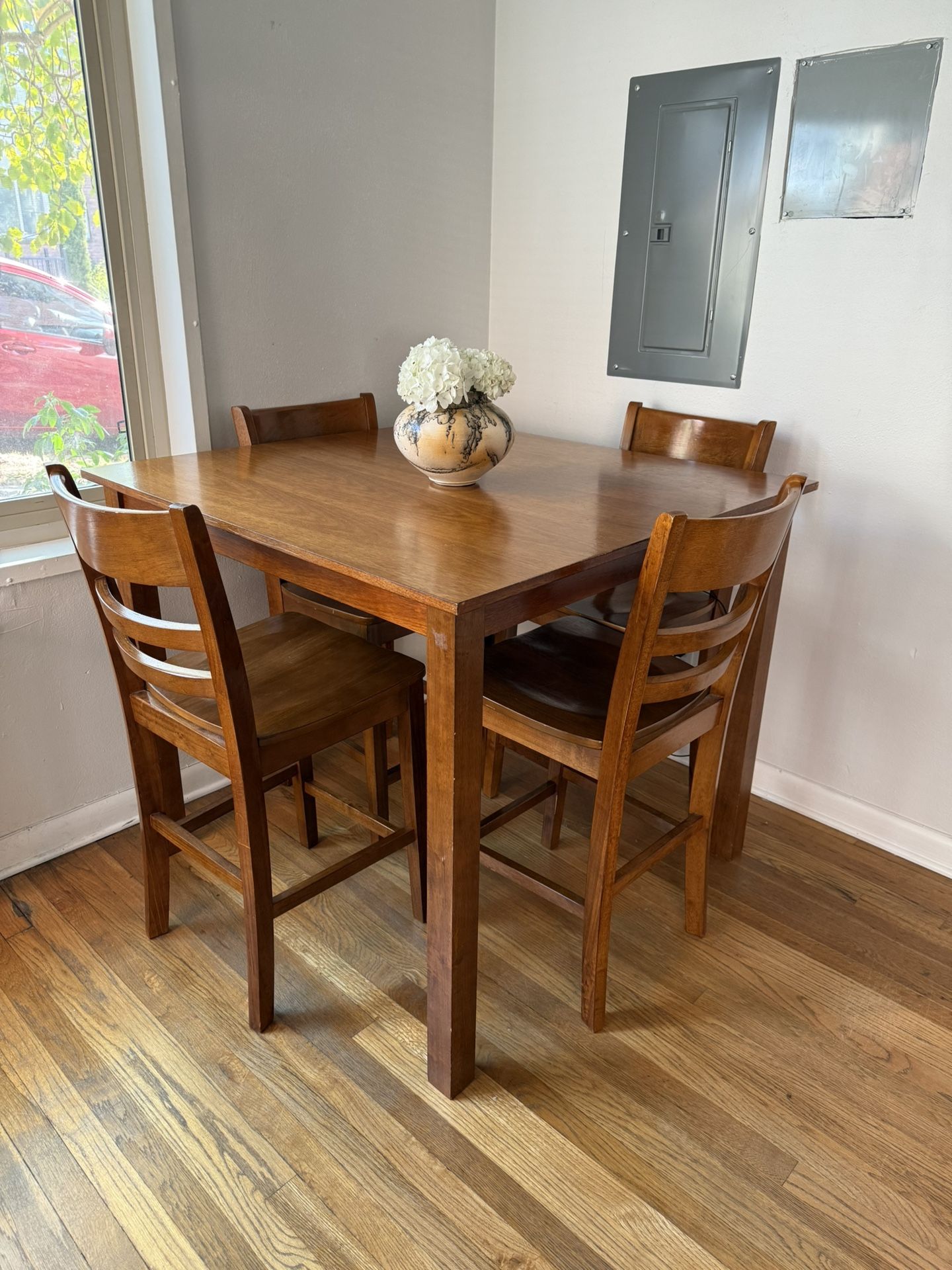 Square Kitchen Table and Chairs 