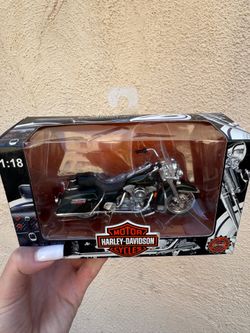 Harley-Davidson 1:18 Diecast Motorcycle Model – New in Box