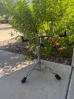 Double braced snare drum stand
