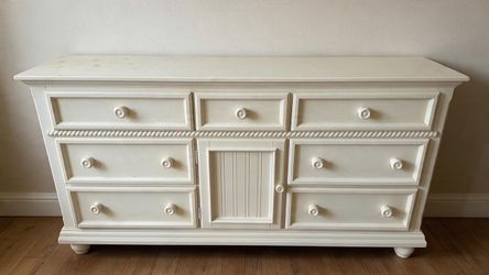 Delivery Available! Rustic Off White 7 Drawer Bedroom Dresser Bureau Chest! Good condition all drawers slide great. Light cosmetic wear on top.
