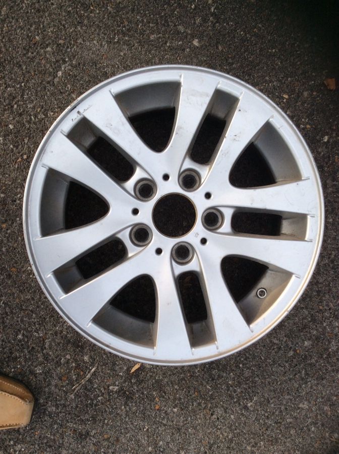 Bmw 3 series wheel. 1